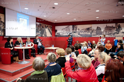 Gdansk. Biblioteka Manhattan w CH Manhattan. Promocja...