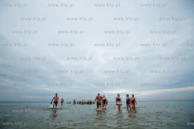 Gdansk. Plaza w Jelitkowie. Noworoczna zimowa kapiel...