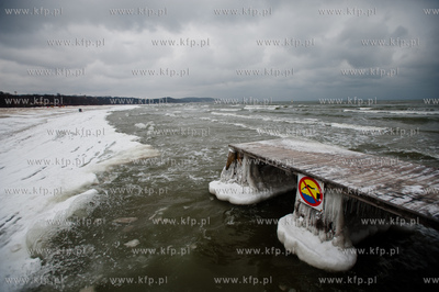 Mrozne, zimowe popoludnie na plazy w Sopocie.
26.01.2014
fot....