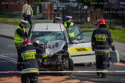 Gdansk. Wypadek drogowy auta i dwoch motocykli na ulicy...