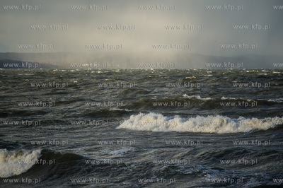 Gdańsk. Silny wiatr oraz wysokie fale na Zatoce Gdańskiej....