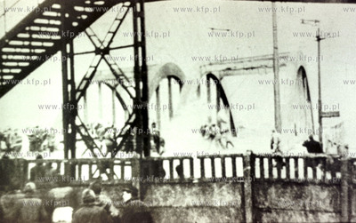 Grudzien 1970 roku w Gdyni, most na przystanku Gdynia...