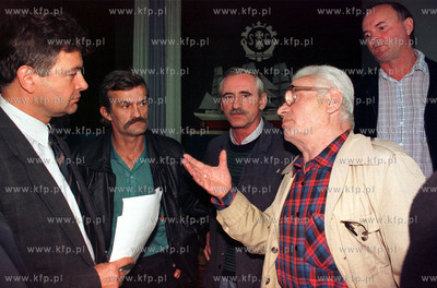 Wiec w Stoczni Gdanskiej w sali BHP po decyzji sadu...