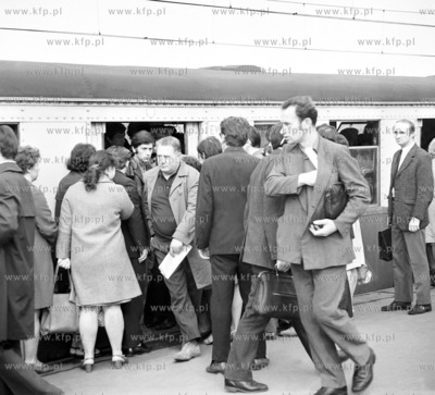 Tlok podczas wsiadania i wysiadania do kolejki elektrycznej...