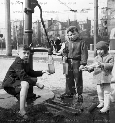 Dzieci przy pompie na rogu Skweru Kosciuszki i ul.Swietojanskiej...