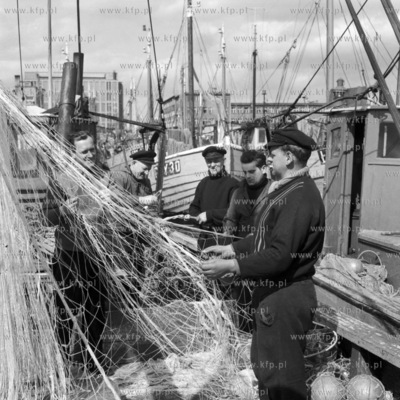 Rybacy przygotowuja siec do polowow w porcie gdynskim.
1969
00006702z
Fot....