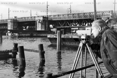 Budowa tymczasowej przeprawy przez Martwa Wisłe łączacą...