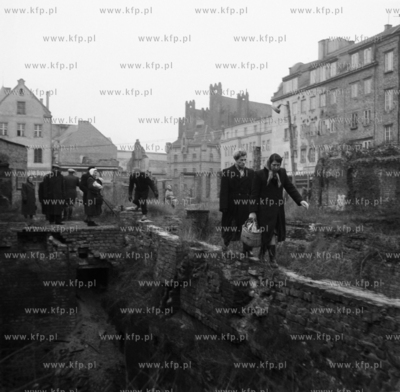 Przejście przez zgliszcza kamienic u zbiegu ulic Węglarskiej...