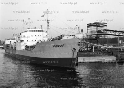 Statek do przewozu siarki "Norvest" podczas załadunku...