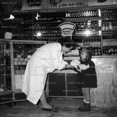 W sklepie spożywczym. (Lata50).
1959 
0006471z
Fot....
