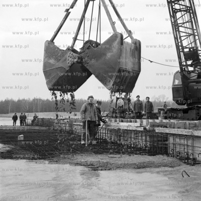 Wylewanie betonu na nabrzeżu do przeładunku węgla...