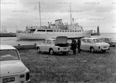 Statek białej floty Mazowsze wypływa z portu w Gdyni....