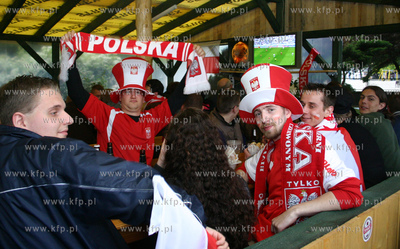Kibice na ulicach i w pubach Gdyni przed i podczas...