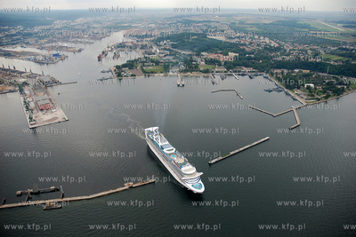 Gdynia z lotu ptaka. Nz. Wycieczkowiec STAR PRINCES...