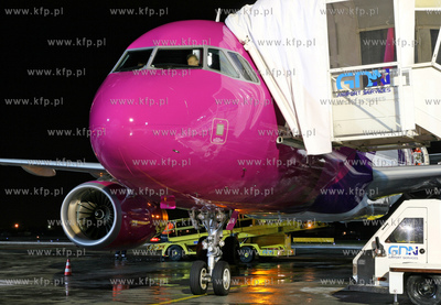Gdansk, Rebiechowo. Nz.Airbus A320-232 linii WIZZ AIR
REG.HA-LPN
22.01.2008
fot....