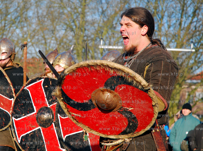 Final XVII WOSP rozpoczal sie w Szczecinie. Nz. wikingowie...