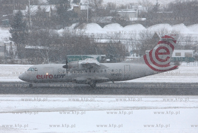 Gdansk, Rebiechowo. Nz. ATR 42-512 linii EuroLot.
14.02.2009
fot....