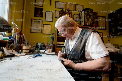 Brodnica Gorna. Pan Rudolf Krecki tworzy rozne przedmioty...