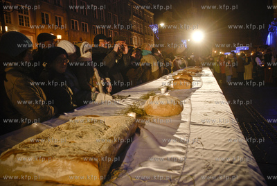Wigilia na Dlugim Targu w Gdansku, wspolne dzielenie...