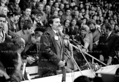 Objazd delegacji Solidarnosci po podkrakowskich miejscowosciach....