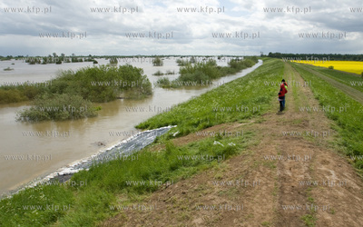 Waly przeciwpowodziowe w miejscowosci Leszkowy
 25.05.2010...