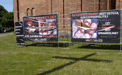 Slupsk. Nieznani sprawcy uszkodzili plakaty szokujacej...