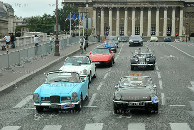 Przejazd ulicami Paryza zabytkowych i unikalnych samochodow...