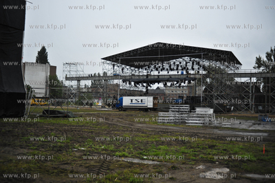 Budowa sceny glownej z okazji wielkiego widowiska plenerowego...