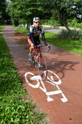 Sciezki rowerowe wzdluz plazy w Gdansku Jelitkowie....