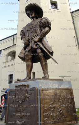 Przed budynkiem Muzeum Pomorza Srodkowego w Slupsku...