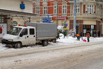 Zima w Gliwicach. Nz. sluzby miejskie odsniezaja chodniki.
13.12.2010
fot....