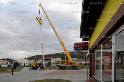 Na skutek silnego wiatru przechylil sie slup z logotypem...