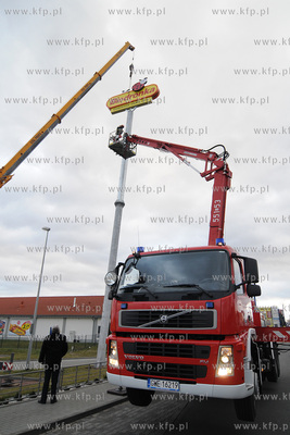 Na skutek silnego wiatru przechylil sie slup z logotypem...