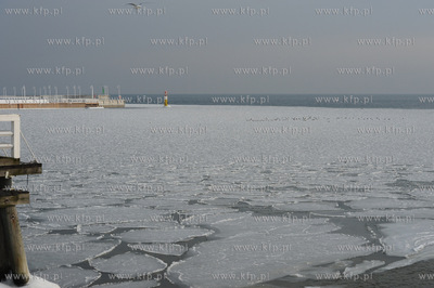 Molo - Sopot. Zamarza Zatoka Gdanska w rejonie sopockiego...