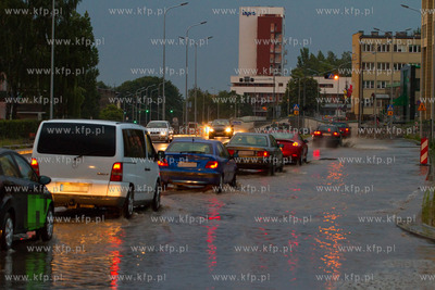 Zalana ulica Slowackiego po obfitym opadzie deszczu....