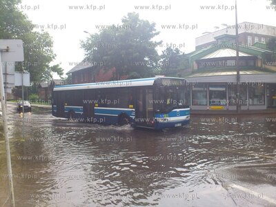 Obfite opady deszczu spowodowaly liczne podtopienia...