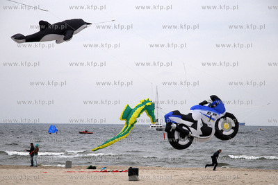 Przepiekne latawce wielkie i mniejsze krolowaly na...