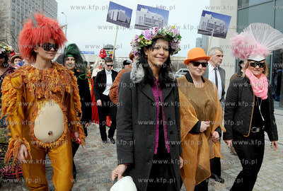 Zawieszenie wiechy na Teatrze Muzycznym w Gdyni. Nz....