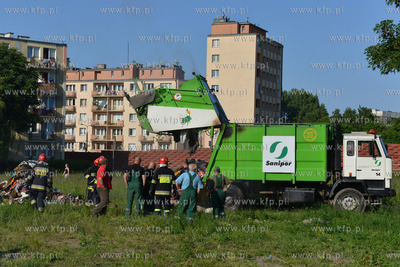 Pozar smieciarki Sanipor na ulicy Slaskiej w Gdyni....