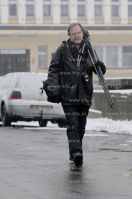 Gdynia. Fotoreporter Chris Niedenthal fotografuje Dworzec...