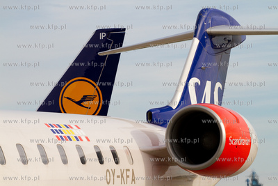 Port Lotniczy Gdansk. Nz.Stateczniki pionowe Canadair...