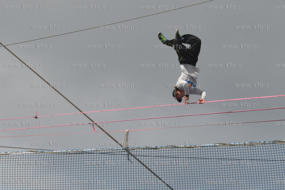 25 metrow nad pokladem Daru Mlodziezy zacumowanym przy...