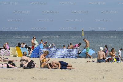 Sopot. Plaza w sezonie pelna plazowiczow i parawanow....