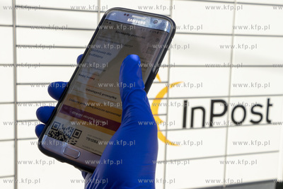 Odbiór paczek z paczkomatu za pomocą aplikacji mobilnej...