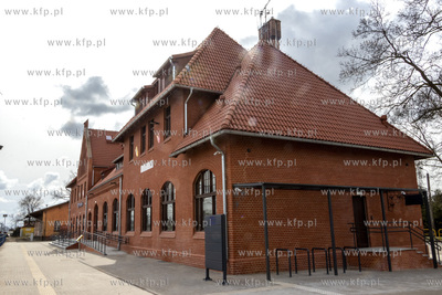 Zabytkowy budynek dworca kolejowego w Pszczółkach....