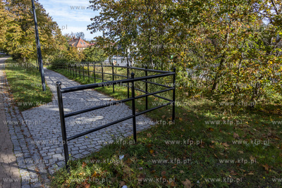 Skwer im. prof. Jerzego Sampa położony  między kanałem...