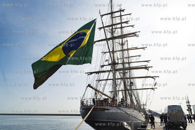 Brazylijska fregata Cisne Branco wpływa do Nabrzeża...
