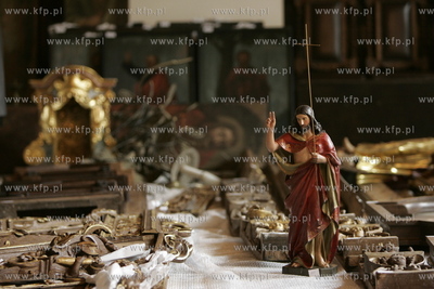 Uratowane zabytki ze spalonego kosciola sw. Katarzyny...