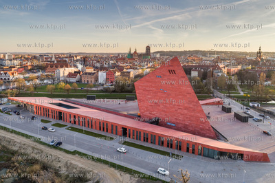 Gdansk, Muzeum II Wojny Swiatowej, w tle stare miasto,...