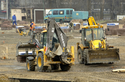 Gdansk. Budowa lodowiska na dawnym Placu Zebran Ludowych....